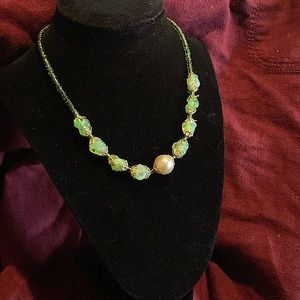 Vintage costume jewelry | Green-Gold-with-Fake pearl Necklace | Twist clasp